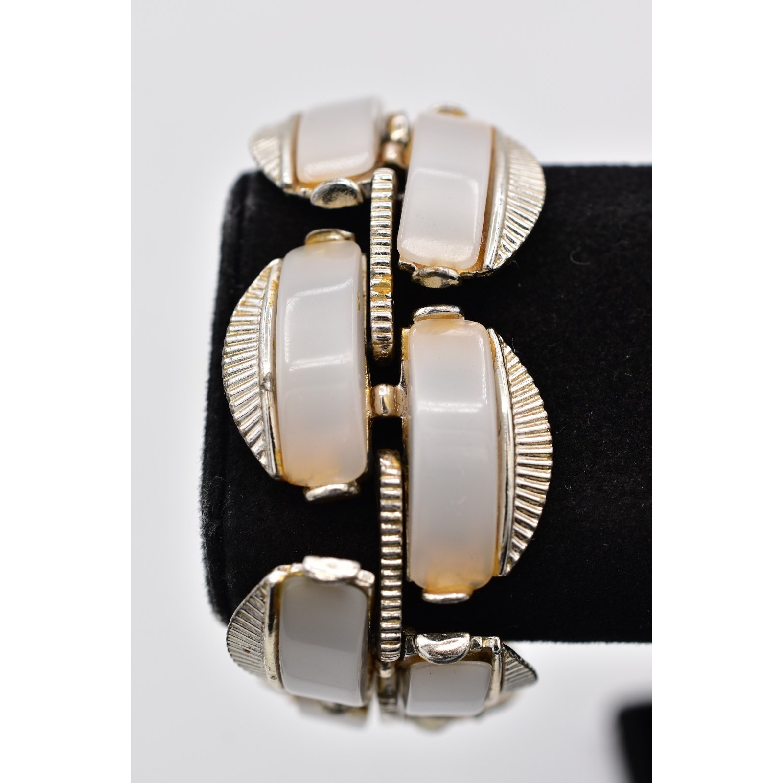 Art Vintage Chunky Linked Chain Bracelet White Lucite Gold Signed 1950s Binad 50$